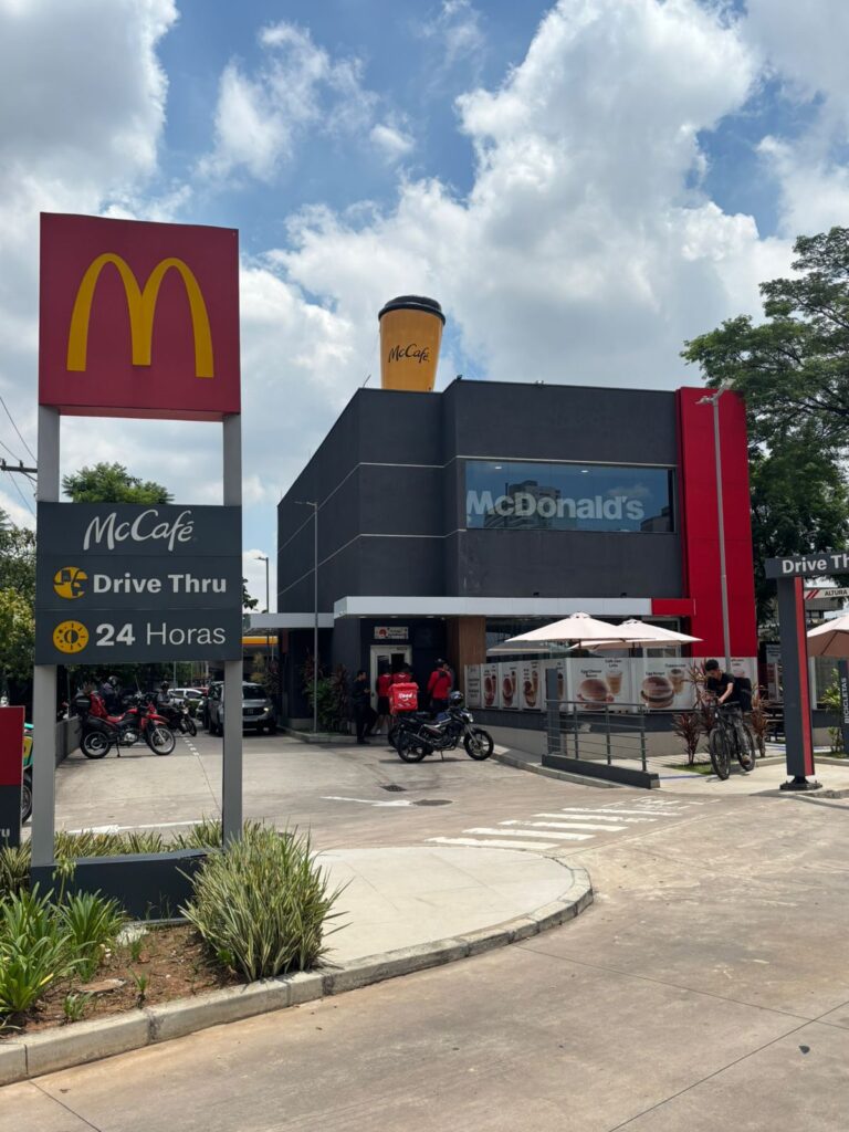 Réplica inflável do copo do McCafé instalada no telhado de uma loja do McDonald's