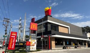 Réplicas infláveis do McDonald’s: McFritas, McCafé e McLanche Feliz