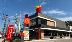 Réplicas infláveis do McDonald’s: McFritas, McCafé e McLanche Feliz