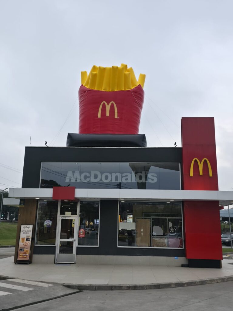 Réplica inflável de McFritas de 6 metros instalada no telhado de uma loja do McDonald's