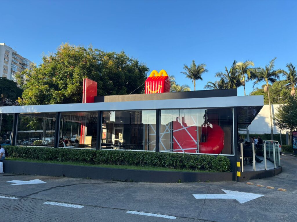 Réplica inflável da caixa do McLanche Feliz no telhado de uma loja do McDonald's