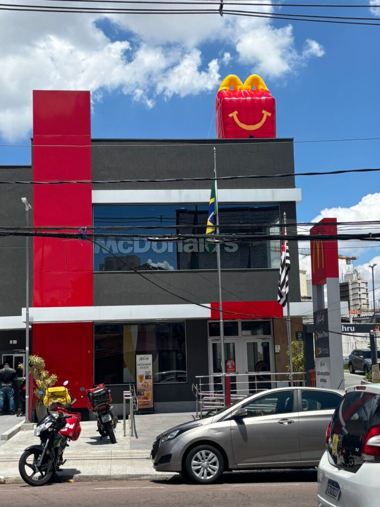 Réplica inflável da caixa do McLanche Feliz no telhado de uma loja do McDonald's